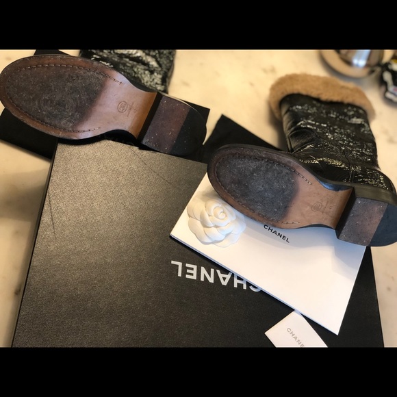 Authentic pair of CHANEL wool lined boots. - Picture 7 of 8